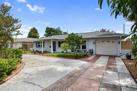 House in Saint Petersburg, Florida 3 bedrooms, 125.88 sq.m. № 1899684 - photo 4