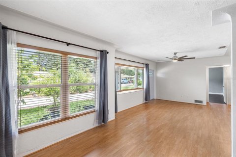 House in Saint Petersburg, Florida 3 bedrooms, 125.88 sq.m. № 1899684 - photo 8