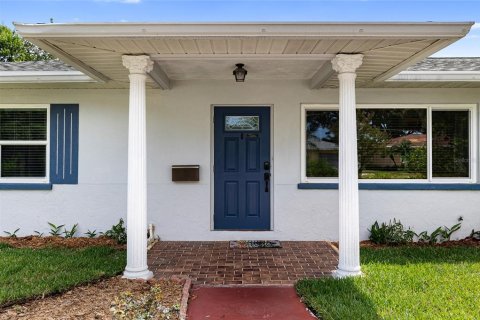House in Saint Petersburg, Florida 3 bedrooms, 125.88 sq.m. № 1899684 - photo 2