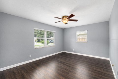 House in Saint Petersburg, Florida 3 bedrooms, 125.88 sq.m. № 1899684 - photo 16