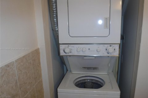 Townhouse in Lauderhill, Florida 2 bedrooms, 94.76 sq.m. № 1731206 - photo 8