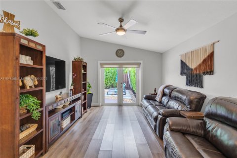 House in Davie, Florida 3 bedrooms, 145.39 sq.m. № 1880233 - photo 14
