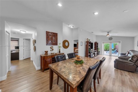 House in Davie, Florida 3 bedrooms, 145.39 sq.m. № 1880233 - photo 12