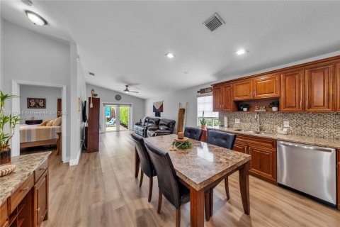 House in Davie, Florida 3 bedrooms, 145.39 sq.m. № 1880233 - photo 8