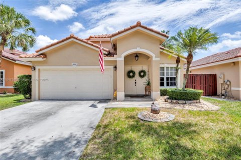 House in Davie, Florida 3 bedrooms, 145.39 sq.m. № 1880233 - photo 1
