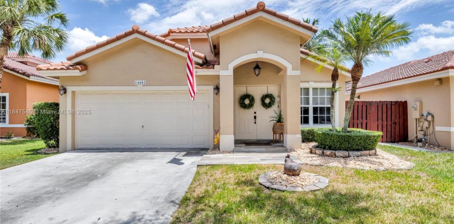 House in Davie, Florida 3 bedrooms, 145.39 sq.m. № 1880233