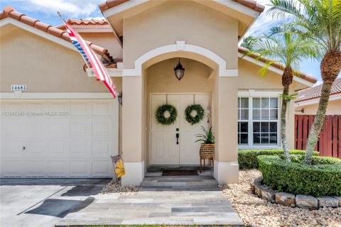 House in Davie, Florida 3 bedrooms, 145.39 sq.m. № 1880233 - photo 2