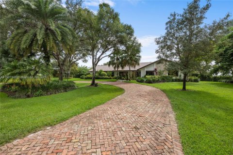 House in Southwest Ranches, Florida 5 bedrooms, 269.51 sq.m. № 1953514 - photo 27