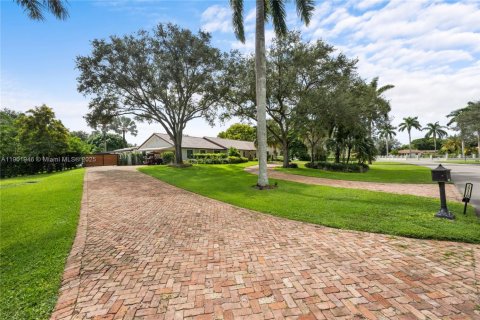House in Southwest Ranches, Florida 5 bedrooms, 269.51 sq.m. № 1953514 - photo 25