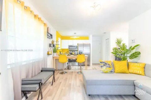 Propiedad comercial en venta en Miami, Florida, 215.53 m2 № 1779551 - foto 3