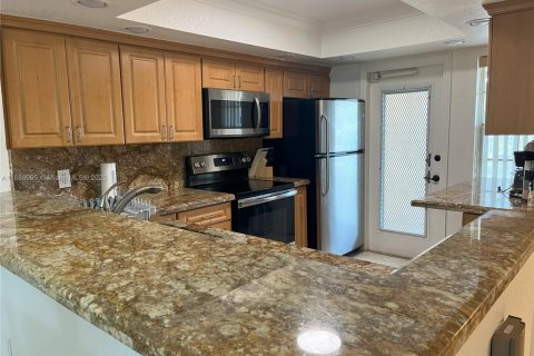 Снять в аренду кондоминиум в Помпано-Бич, Флорида 2 спальни, 102.19м2, № 1942070 - фото 3