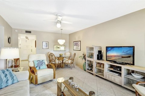 Condo in Hollywood, Florida, 2 bedrooms  № 1936771 - photo 13