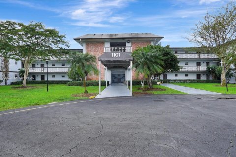 Condo in Hollywood, Florida, 2 bedrooms  № 1936771 - photo 1