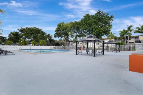 Condo in Hollywood, Florida, 2 bedrooms  № 1936771 - photo 25