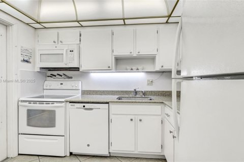 Condo in Hollywood, Florida, 2 bedrooms  № 1936771 - photo 6