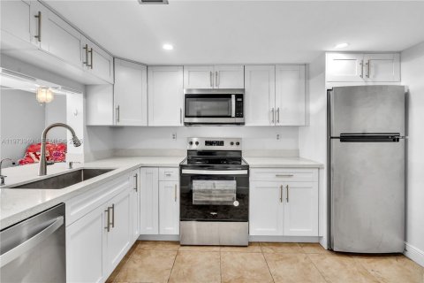 Кондоминиум с 3 спальнями в Мирамар, Флорида № 2041301