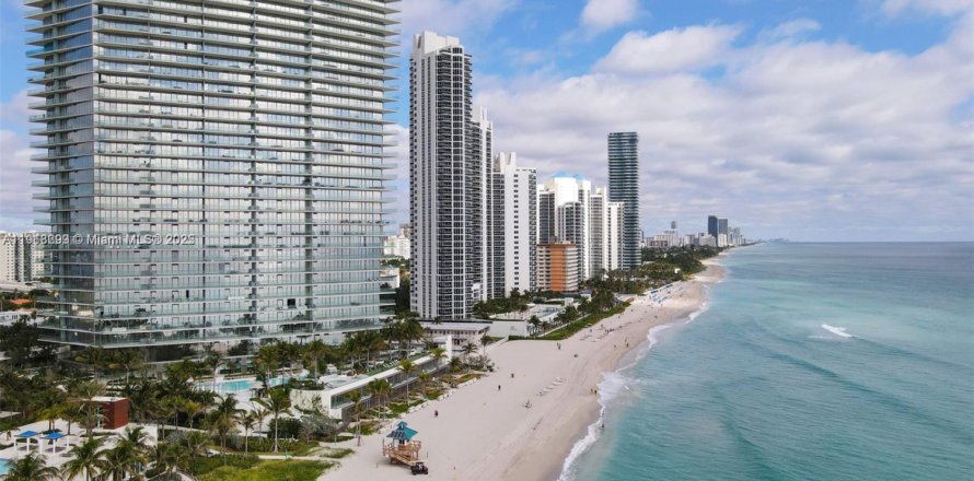 Condominio en Sunny Isles Beach, Florida, 2 dormitorios  № 1973054