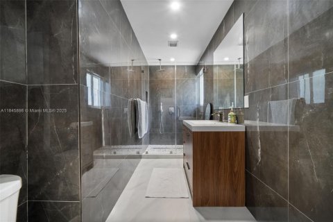 Casa en venta en Aventura, Florida, 5 dormitorios, 263.56 m2 № 1936130 - foto 14