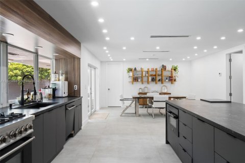 House in Aventura, Florida 5 bedrooms, 263.56 sq.m. № 1936130 - photo 8