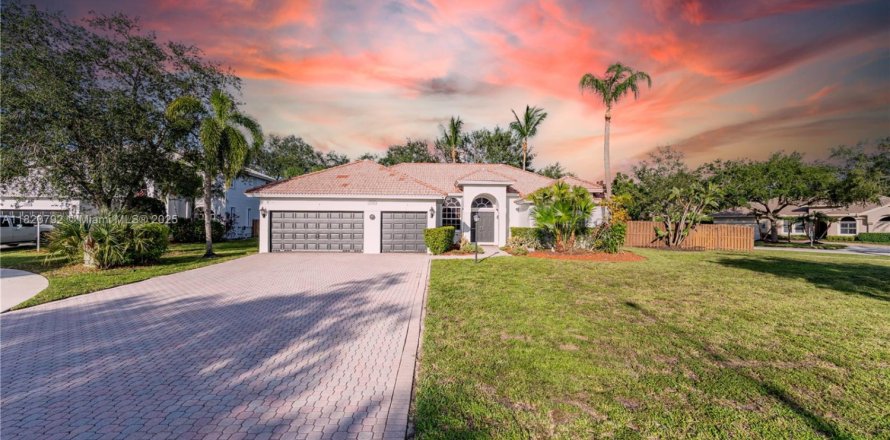 House in Pembroke Pines, Florida 4 bedrooms, 231.88 sq.m. № 1819803
