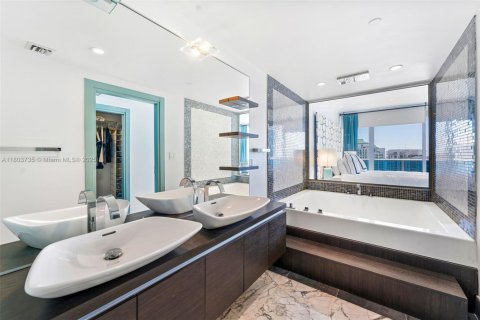 Condominio en venta en Miami, Florida, 1 dormitorio, 88.26 m2 № 1689162 - foto 11