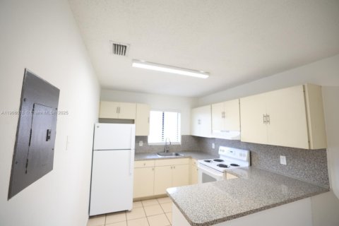 Appartement à louer à Hialeah, Floride: 2 chambres, 74.32 m2 № 1956682 - photo 2