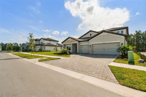 House in Zephyrhills, Florida 6 bedrooms, 506.5 sq.m. № 1783468 - photo 10
