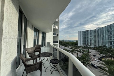 Copropriété à louer à Sunny Isles Beach, Floride: 2 chambres, 135.92 m2 № 2024003 - photo 25