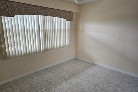 Купить кондоминиум в Пемброк-Пайнс, Флорида 2 спальни, 100.52м2, № 1994188 - фото 10