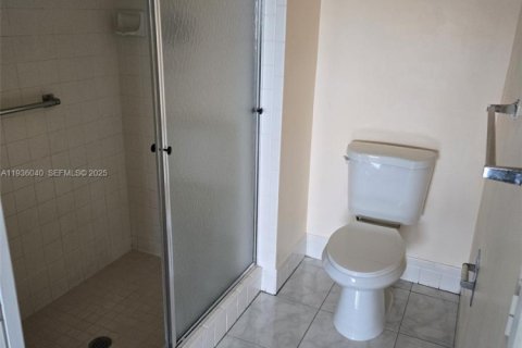 Купить кондоминиум в Пемброк-Пайнс, Флорида 2 спальни, 100.52м2, № 1994188 - фото 3