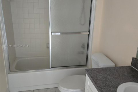 Купить кондоминиум в Пемброк-Пайнс, Флорида 2 спальни, 100.52м2, № 1994188 - фото 11