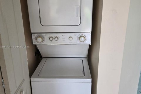 Купить кондоминиум в Пемброк-Пайнс, Флорида 2 спальни, 100.52м2, № 1994188 - фото 12