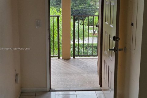 Купить кондоминиум в Пемброк-Пайнс, Флорида 2 спальни, 100.52м2, № 1994188 - фото 2