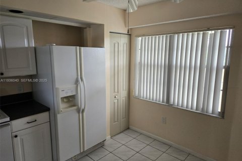 Купить кондоминиум в Пемброк-Пайнс, Флорида 2 спальни, 100.52м2, № 1994188 - фото 16