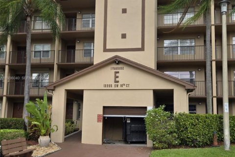 Copropriété à vendre à Pembroke Pines, Floride: 2 chambres, 100.52 m2 № 1994188 - photo 1