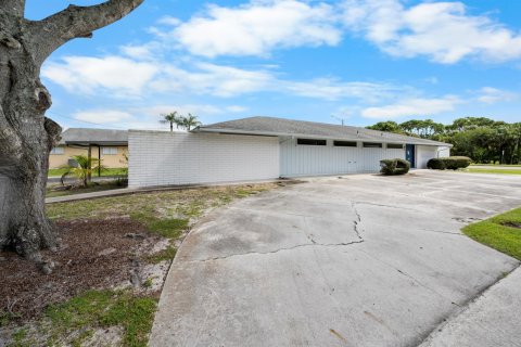 Commercial property in St. Lucie, Florida № 2081982 - photo 4