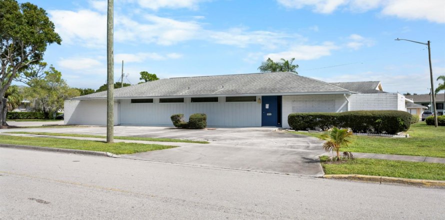 Commercial property in St. Lucie, Florida № 2081982