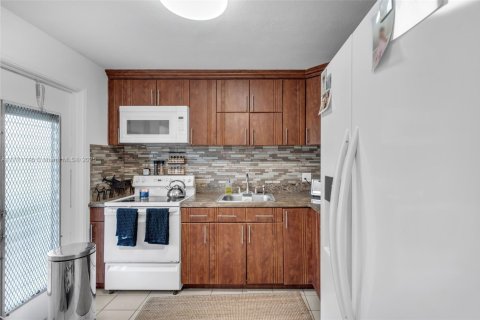 Condo in Hollywood, Florida, 1 bedroom  № 1867866 - photo 9