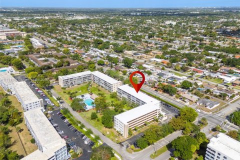 Condo in Hollywood, Florida, 1 bedroom  № 1867866 - photo 22