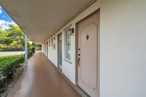 Condo in Hollywood, Florida, 1 bedroom  № 1867866 - photo 2