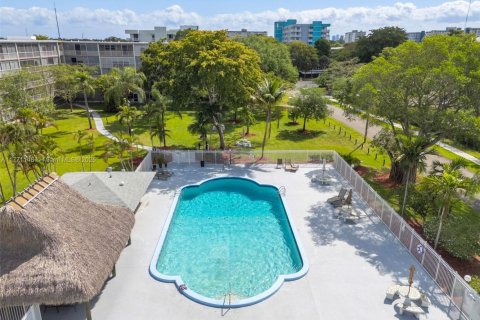 Condo in Hollywood, Florida, 1 bedroom  № 1867866 - photo 25