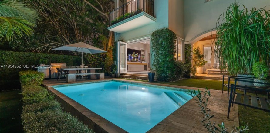 Casa en Coral Gables, Florida 5 dormitorios, 320.61 m2 № 2009749