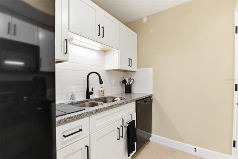 Condo in South Daytona, Florida, 2 bedrooms № 2103900 - photo 14