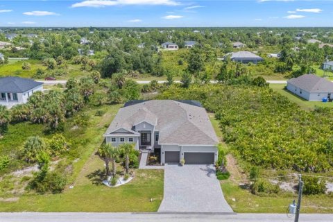 House in Port Charlotte, Florida 3 bedrooms, 248.61 sq.m. № 2350175