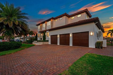 Casa en venta en Saint Petersburg, Florida, 5 dormitorios, 441.01 m2 № 2093542 - foto 6