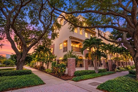 Townhouse in Saint Petersburg, Florida 4 bedrooms, 488.85 sq.m. № 2396203