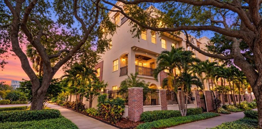 Townhouse in Saint Petersburg, Florida 4 bedrooms, 488.85 sq.m. № 2396203
