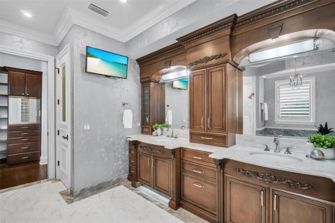 Townhouse in Saint Petersburg, Florida 4 bedrooms, 488.85 sq.m. № 2396203 - photo 29