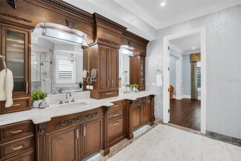 Townhouse in Saint Petersburg, Florida 4 bedrooms, 488.85 sq.m. № 2396203 - photo 28