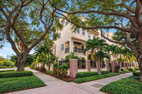 Townhouse in Saint Petersburg, Florida 4 bedrooms, 488.85 sq.m. № 2396203 - photo 20
